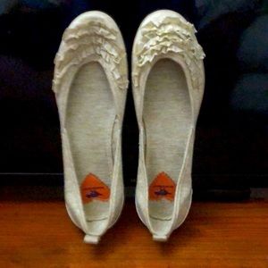 Rocket Dog fabric flat shoes. Size 9 Am. Color beige. Fabric.